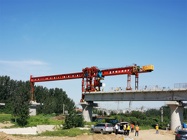 32-180单导梁铁路架桥机跨焦济线铁路